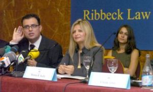 Manuel von Ribbeck (izq.) y su hermana Mónica Kelly, en Las Palmas el cuatro de septiembre durante la rueda de prensa que ofrecieron en Las Palmas para conseguir clientes. EFE